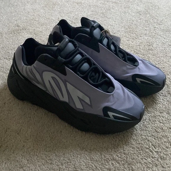 YEEZY 700 MNVN